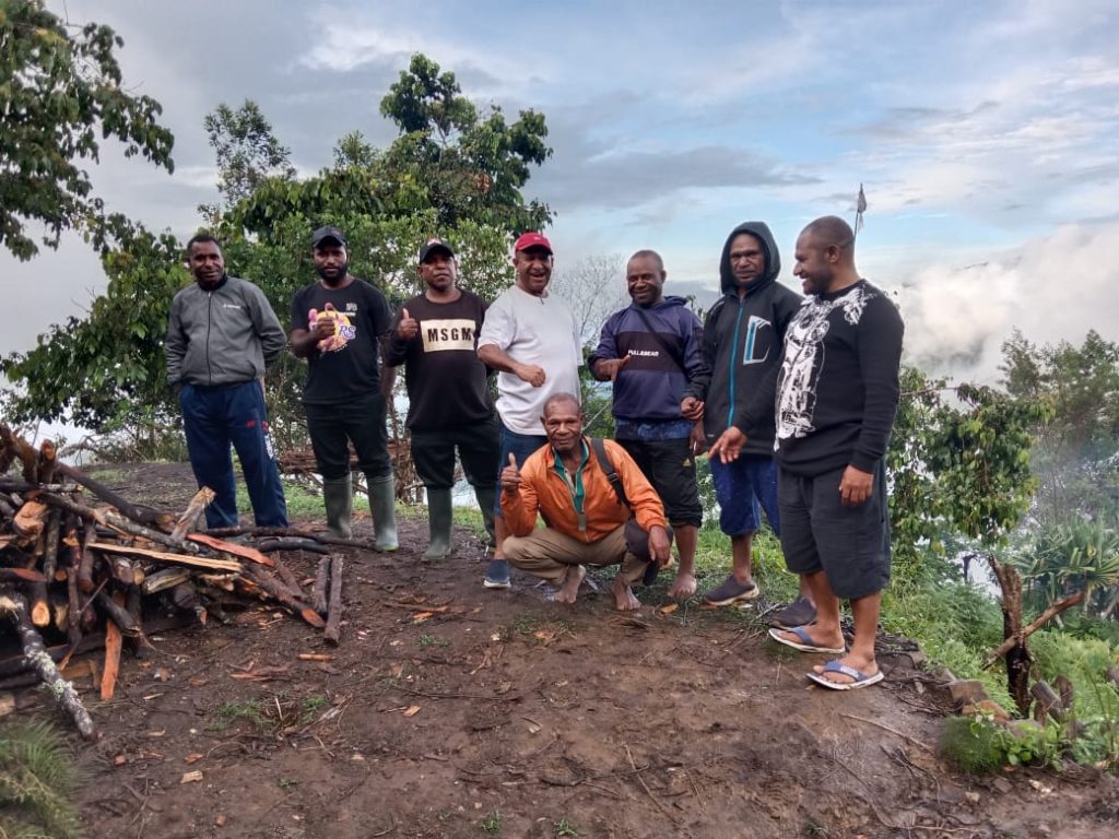 Bupati Spei dan rombongan saat rehat sebentar di areal perbukitan.